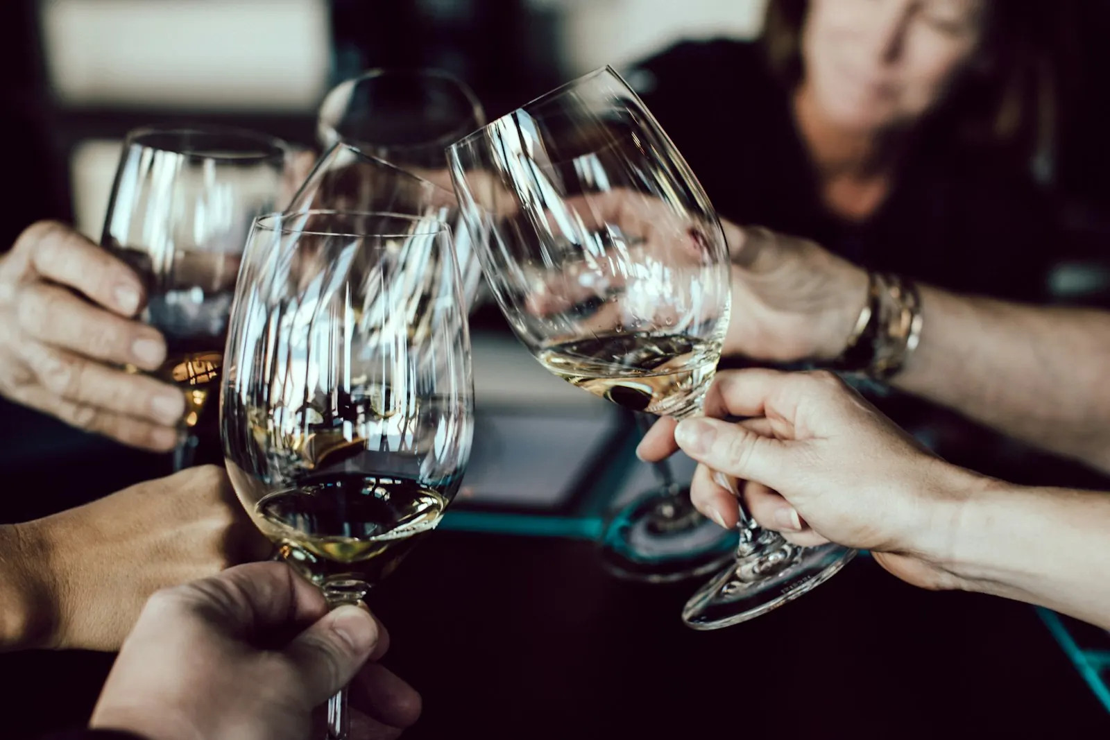 Brindis con copas de vino